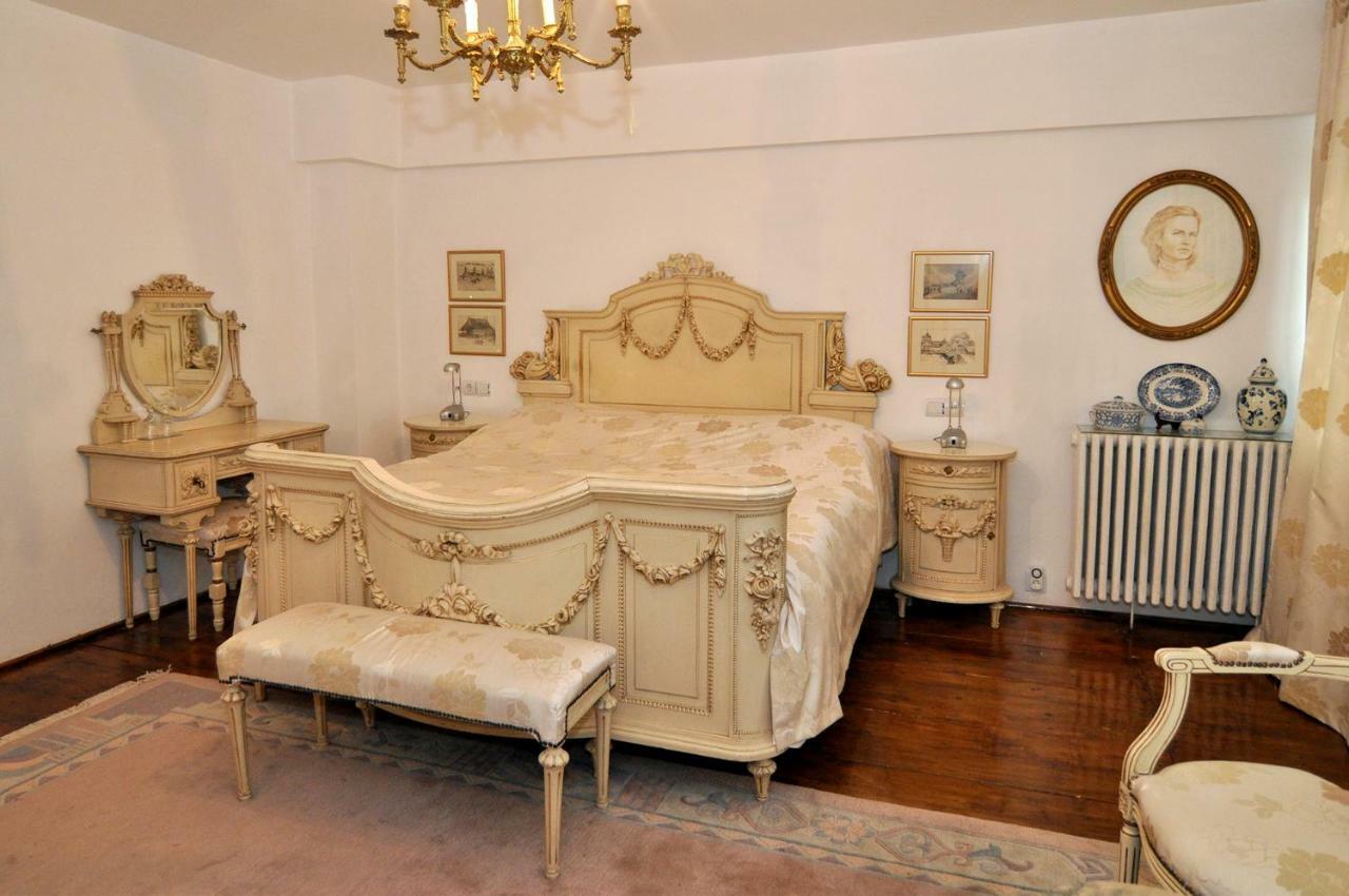 Bed & Breakfast Popamuseum Tarpesti Strada Muzeului Nr 28 Tirpesti Exterior photo