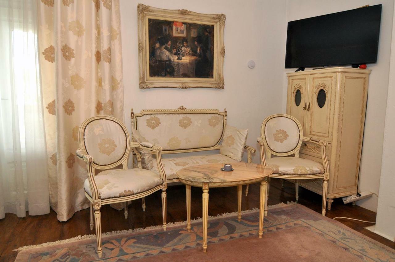 Bed & Breakfast Popamuseum Tarpesti Strada Muzeului Nr 28 Tirpesti Exterior photo